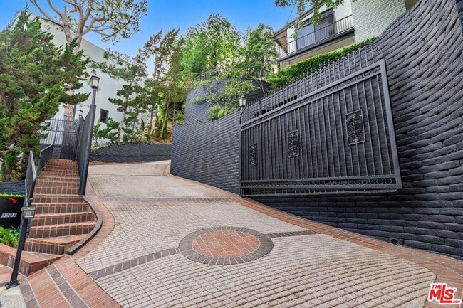 Photo - 9305 Beverlycrest Dr