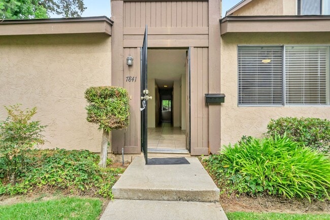 Building Photo - Great three bedroom/two bath single level ... Rental