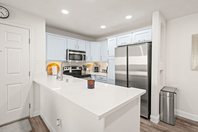 Photo - Fully Furnished 3BR/2BA Condo with Vaulted Ceilings, Close Proximity to UCSD and Medical Centers!... Unit 231