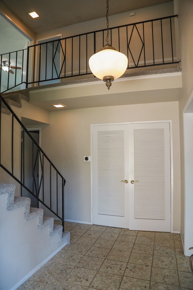 Entry - 646 Buttonwood Dr