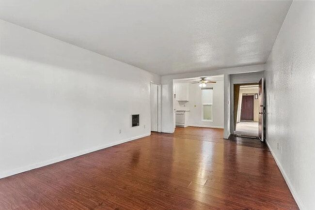Photo - "Chic 1-Bedroom Haven in Santa Ana – 700 Sq Ft of Modern Comfort!"