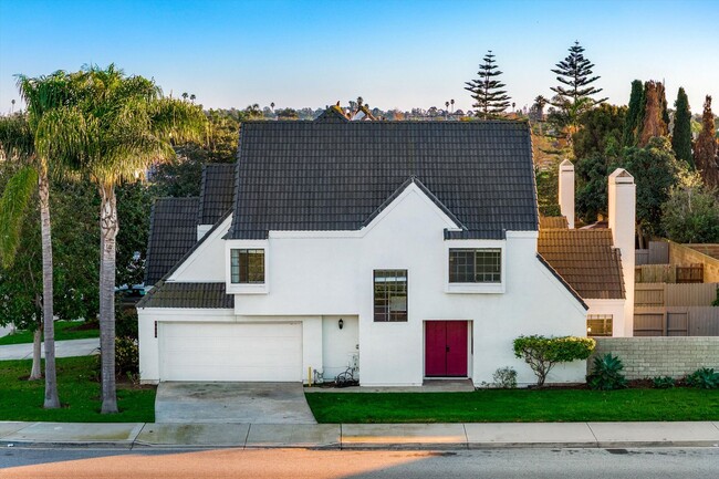 Building Photo - Large Renovated 3bed x 2.5bath Townhouse with Private Patio & 2-Car Garage