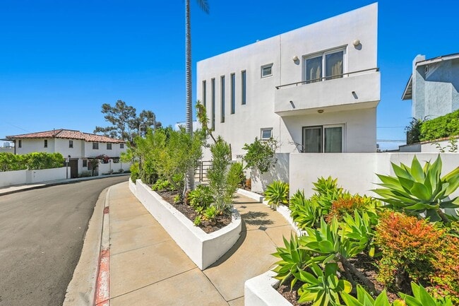 Gorgeous 3 Bed/3 Ba Home Tucked Away in th... - Gorgeous 3 Bed/3 Ba Home Tucked Away in th...