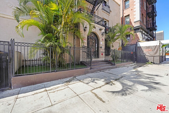 Building Photo - 807 S Fedora St Unit 205