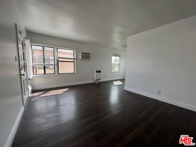 Photo - 2010 W 35th St