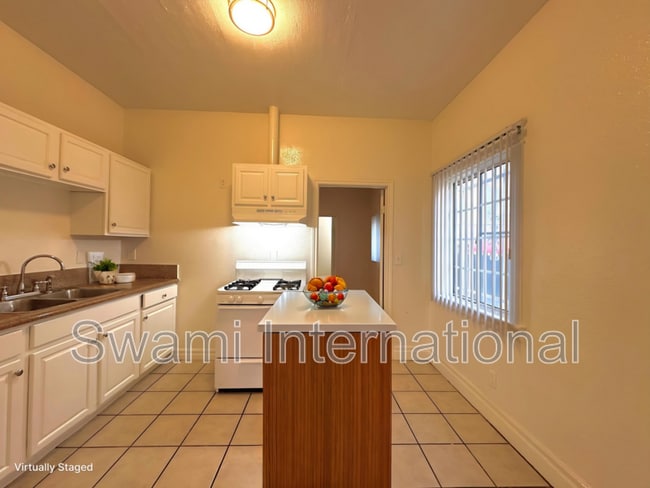 Photo - 932 W 62nd St
