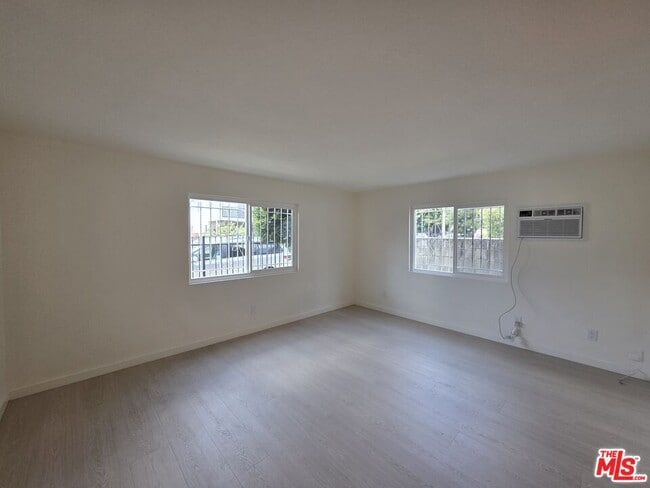 Building Photo - 912 N Ridgewood Pl Unit 2