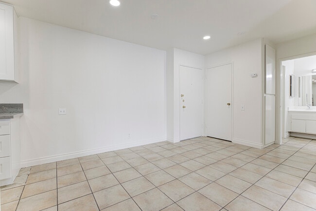 Building Photo - 5460 White Oak Ave Unit K301
