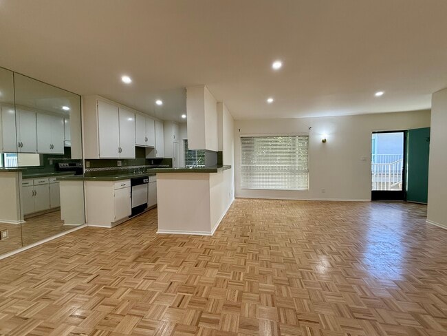 Photo - 5320 Zelzah Ave Unit 314