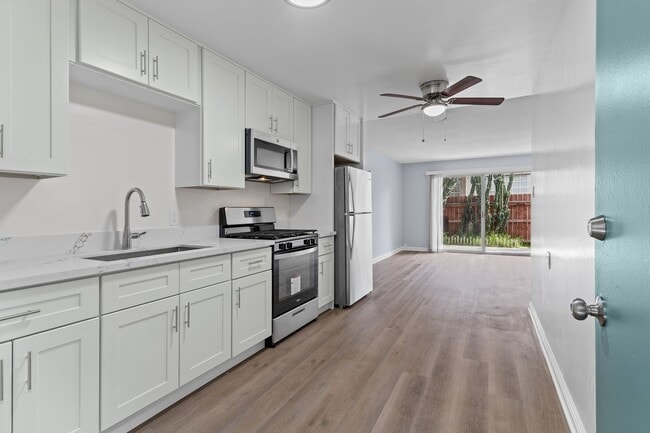 Building Photo - 3032 E 7th St Unit 3032-07