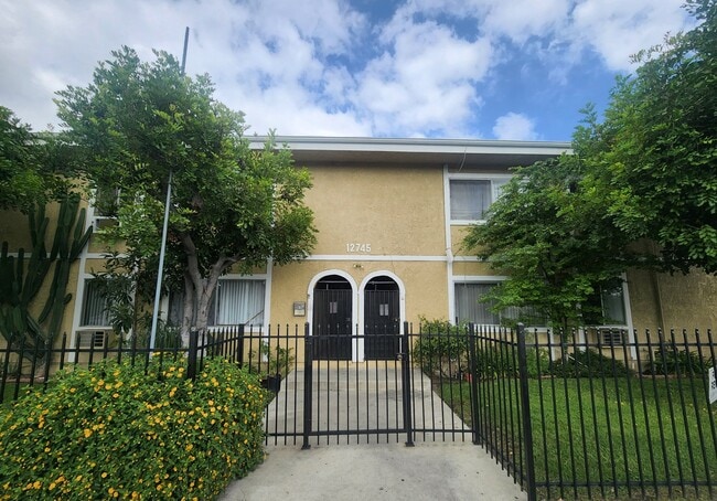 Building Photo - 12745 Vanowen St Unit 16