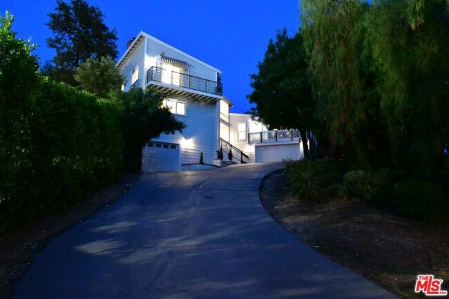 Photo - 19555 Oxnard St House
