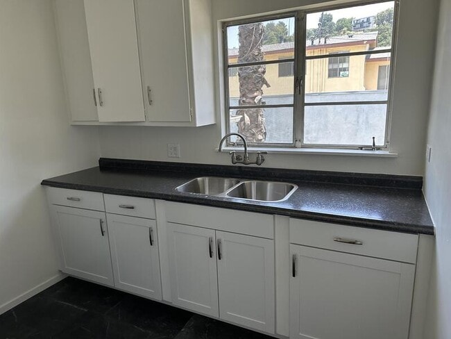 Photo - 1843 1/2 Linda Rosa Avenue