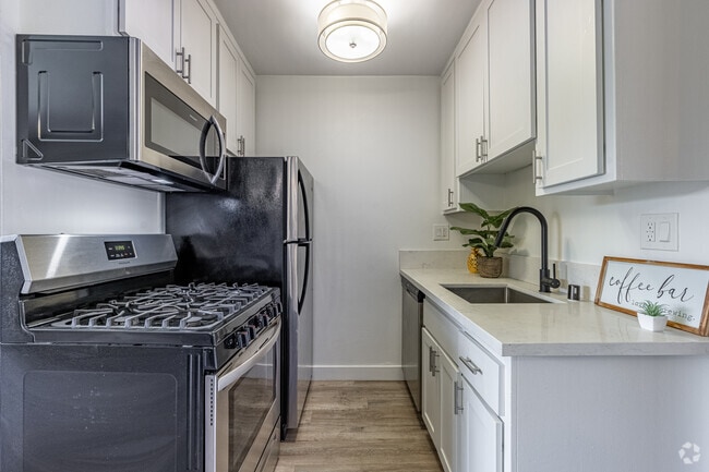 1 BR, 1BA -549SF - Kitchen - Heritage 2353
