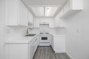 2BR, 2BA - 800SF - Kitchen - 1517 Carson St