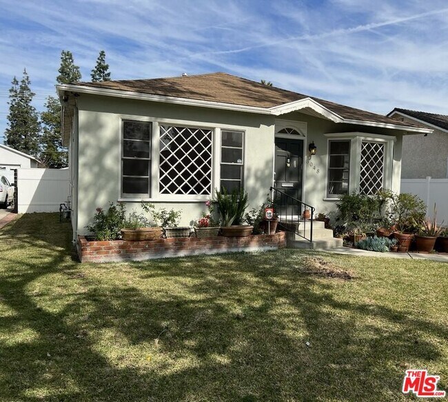 Photo - 5048 Enfield Ave