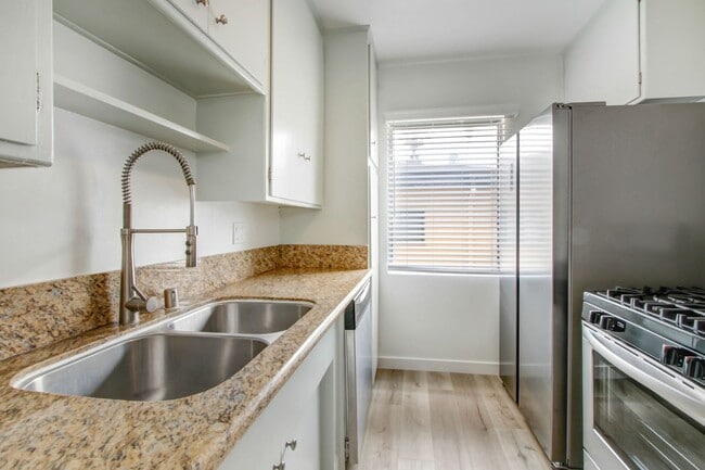 Building Photo - 943 6th St