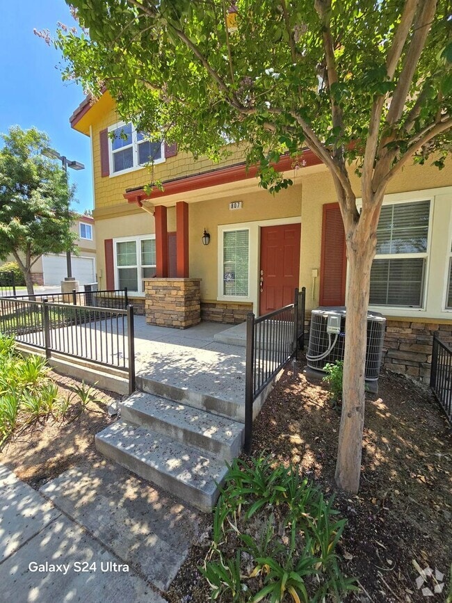 Building Photo - Welcome home to this beautifully designed ...