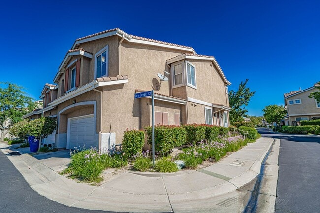 Photo - 4 Bedroom Oaklane Townhome in Santa Clarita!