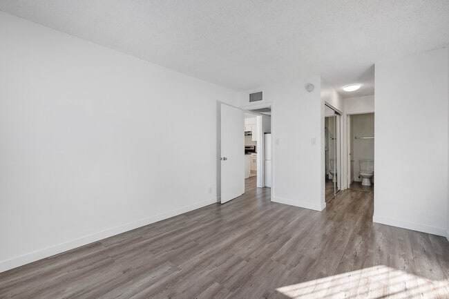 1BR, 1BA - 700SF - Bedroom - Park Plaza Apartments