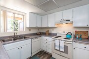 Kitchen - Arbors Apartments