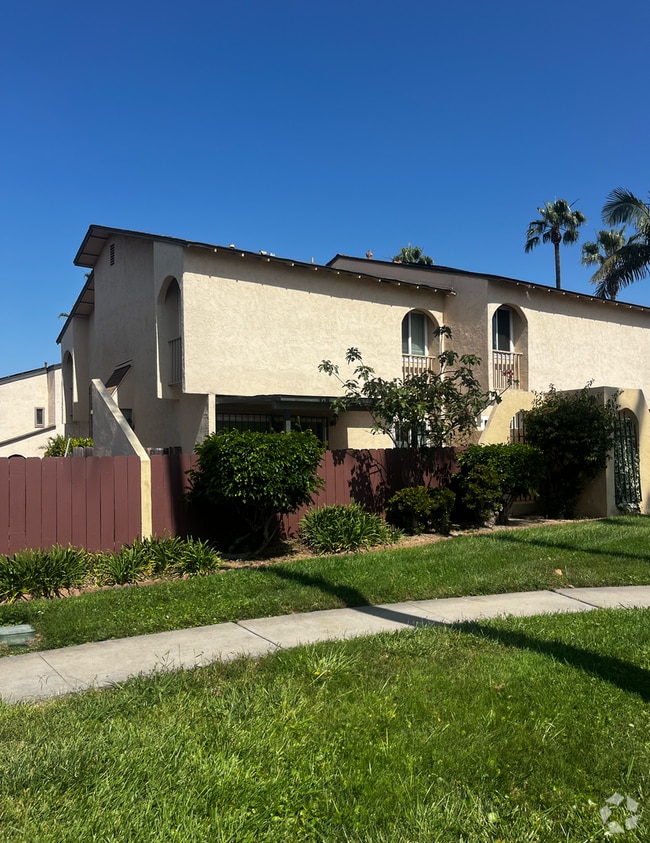 Building Photo - 3BR/2.5BA Two Story Condo Available