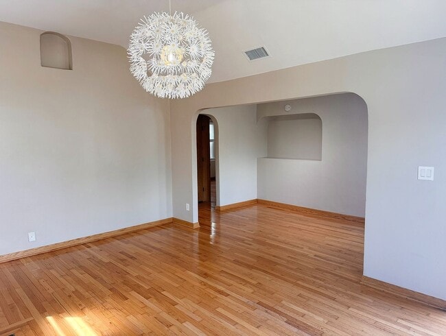 Photo - 33rd Triplex Unit 4464