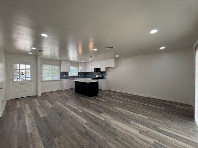 Photo - 5704 Wisteria Dr