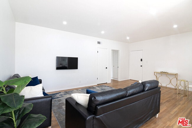 Photo - 344 Rexford Dr Unit 4