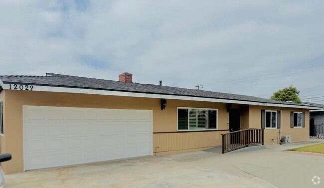 Building Photo - 2 Units Property Rental