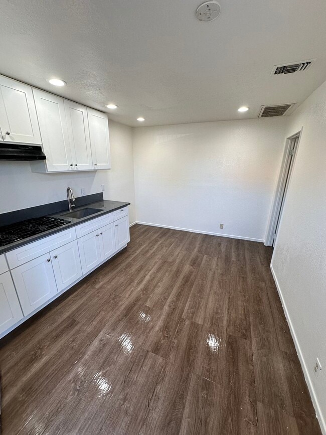 Building Photo - 836 N Amelia Ave Unit C Rental