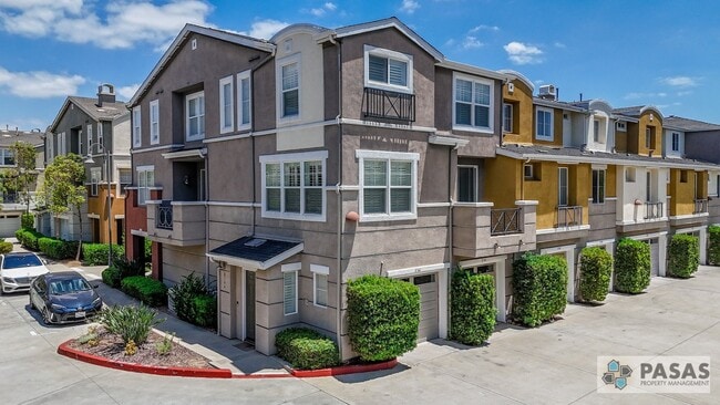 Building Photo - Modern Corner-Unit Condo with tandem 2-Car Garage in Central San Diego