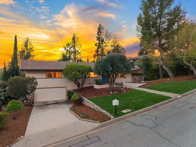 Mid-Century Home in Prime East Sierra Madr... - Mid-Century Home in Prime East Sierra Madr...