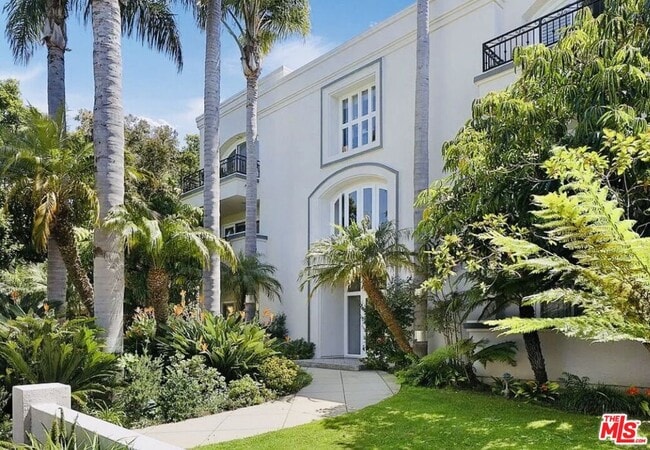 Building Photo - 446 San Vicente Blvd Unit 107