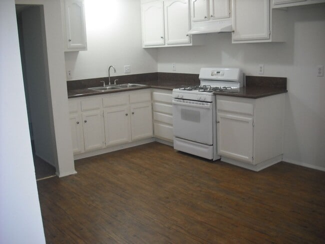 Building Photo - Enjoy living in this spacious single level...