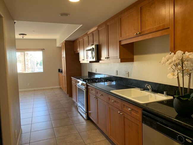 Large kitchen - 17168 Newhope St Unit 211