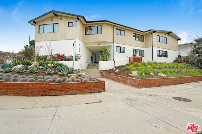 Building Photo - 16185 Sunset Blvd Unit 2