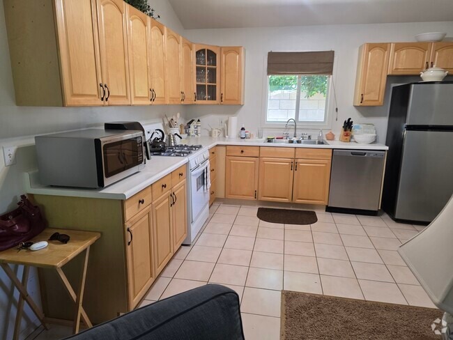 Building Photo - 22965 Oxnard St Rental
