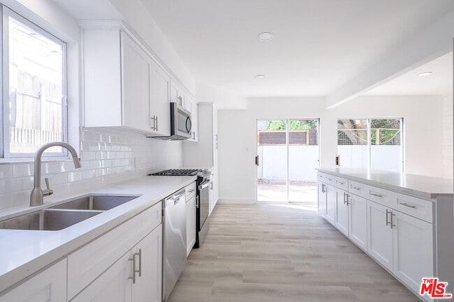 Photo - 823 S Detroit St Unit 4