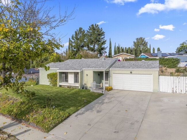 Building Photo - "Charming 2-Bed, 2-Bath Gem with RV Access in Santa Clarita!"