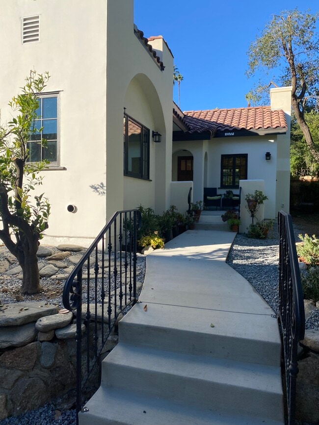 Building Photo - 1077 E Howard St