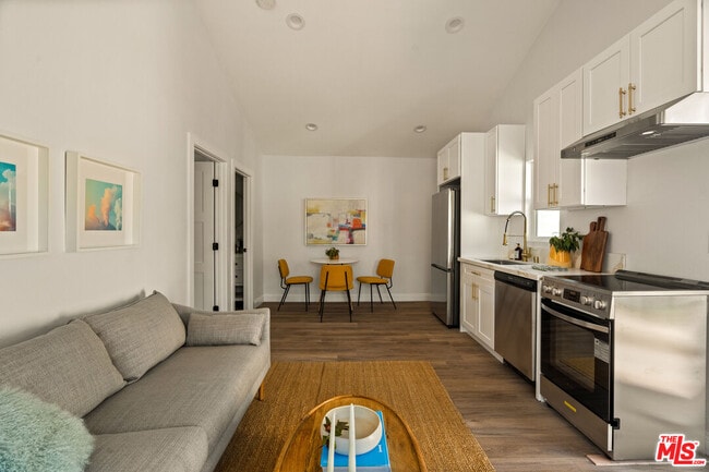 Photo - 1728 W 52nd St