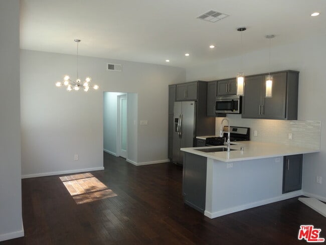 Photo - 809 N W Knoll Dr