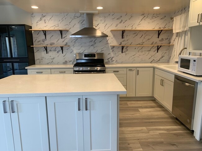 Quartz countertops - 2032 E Bermuda St Unit 104