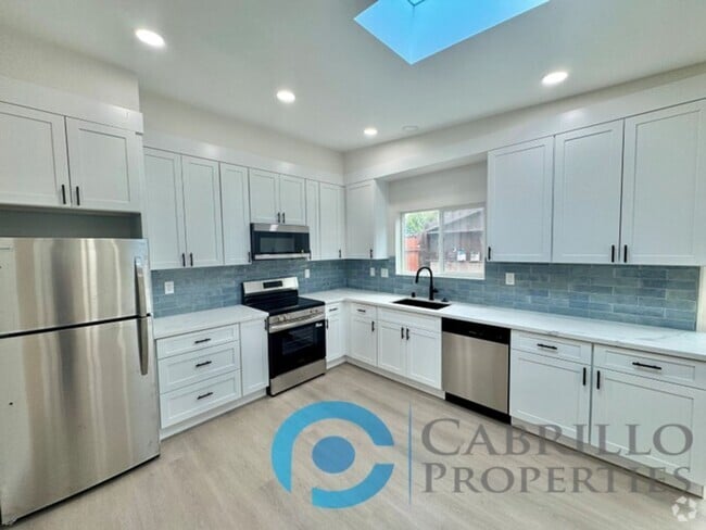 Building Photo - Modern 1 Bed / 1 Bath with Private Yard in... Rental