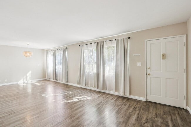 Photo - 18555 Collins St