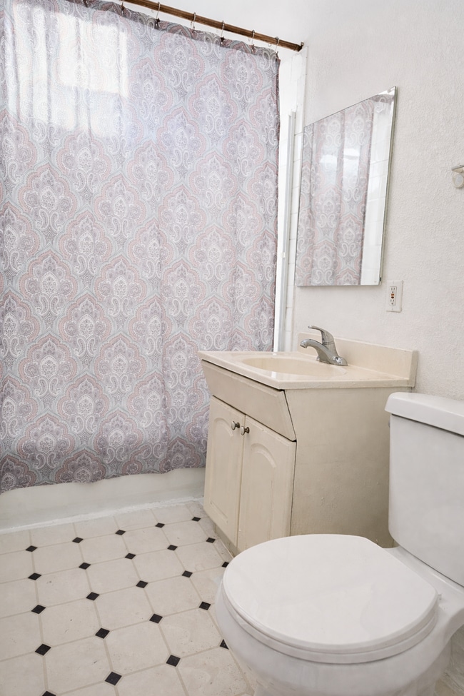 Photo - 1007 W 74th St