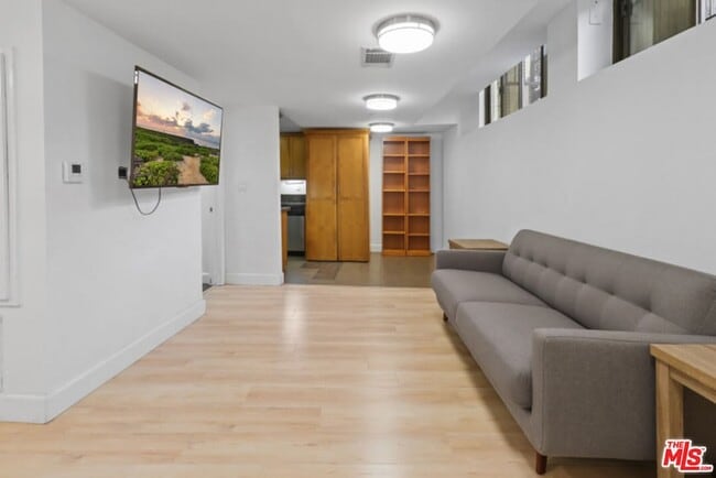 Photo - 10982 Roebling Ave