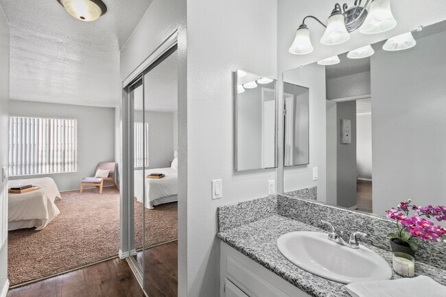 Photo - Villa Marseilles Apartments