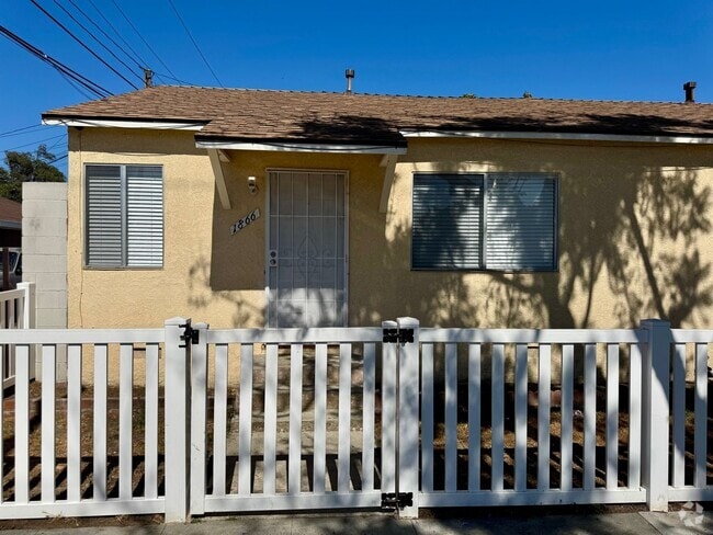 Building Photo - 1465 W Parade St Unit 1866 Caspian Ave Rental